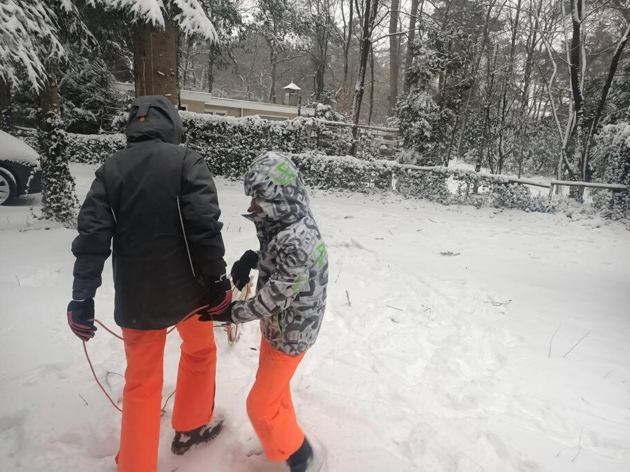 Kindvriendelijke Bungalow In Het Bos Bij Zwemmeer. Vilsteren Luaran gambar