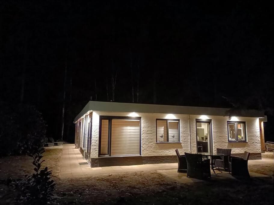 Kindvriendelijke Bungalow In Het Bos Bij Zwemmeer. Vilsteren Luaran gambar