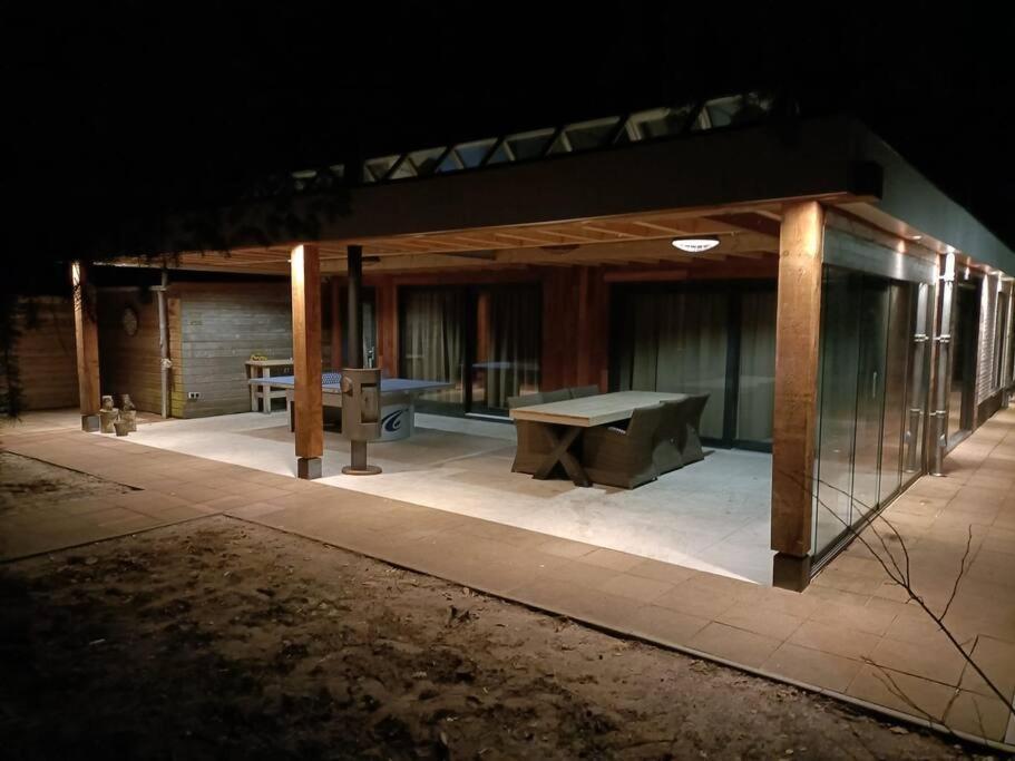 Kindvriendelijke Bungalow In Het Bos Bij Zwemmeer. Vilsteren Luaran gambar