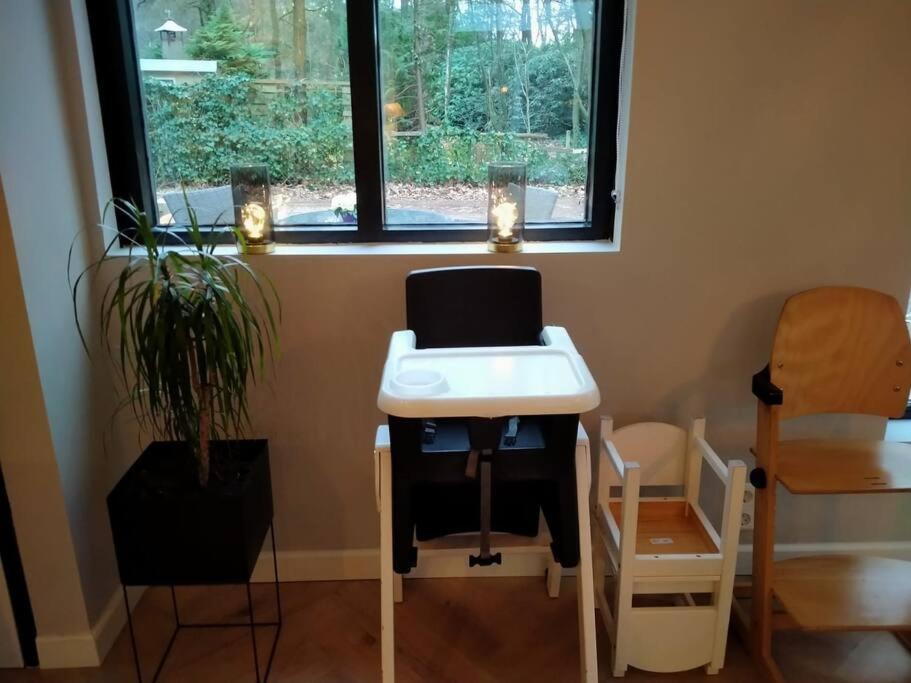 Kindvriendelijke Bungalow In Het Bos Bij Zwemmeer. Vilsteren Luaran gambar